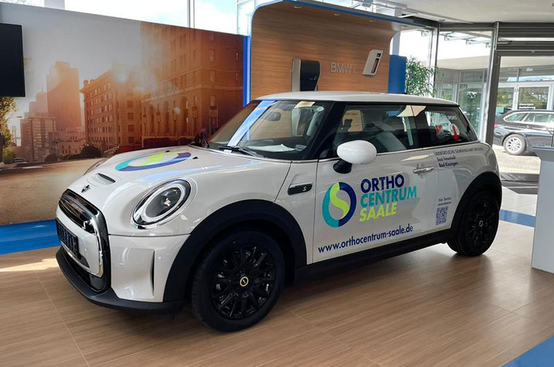 OrthoCentrum Saale präsentiert elektrisches Praxisfahrzeug