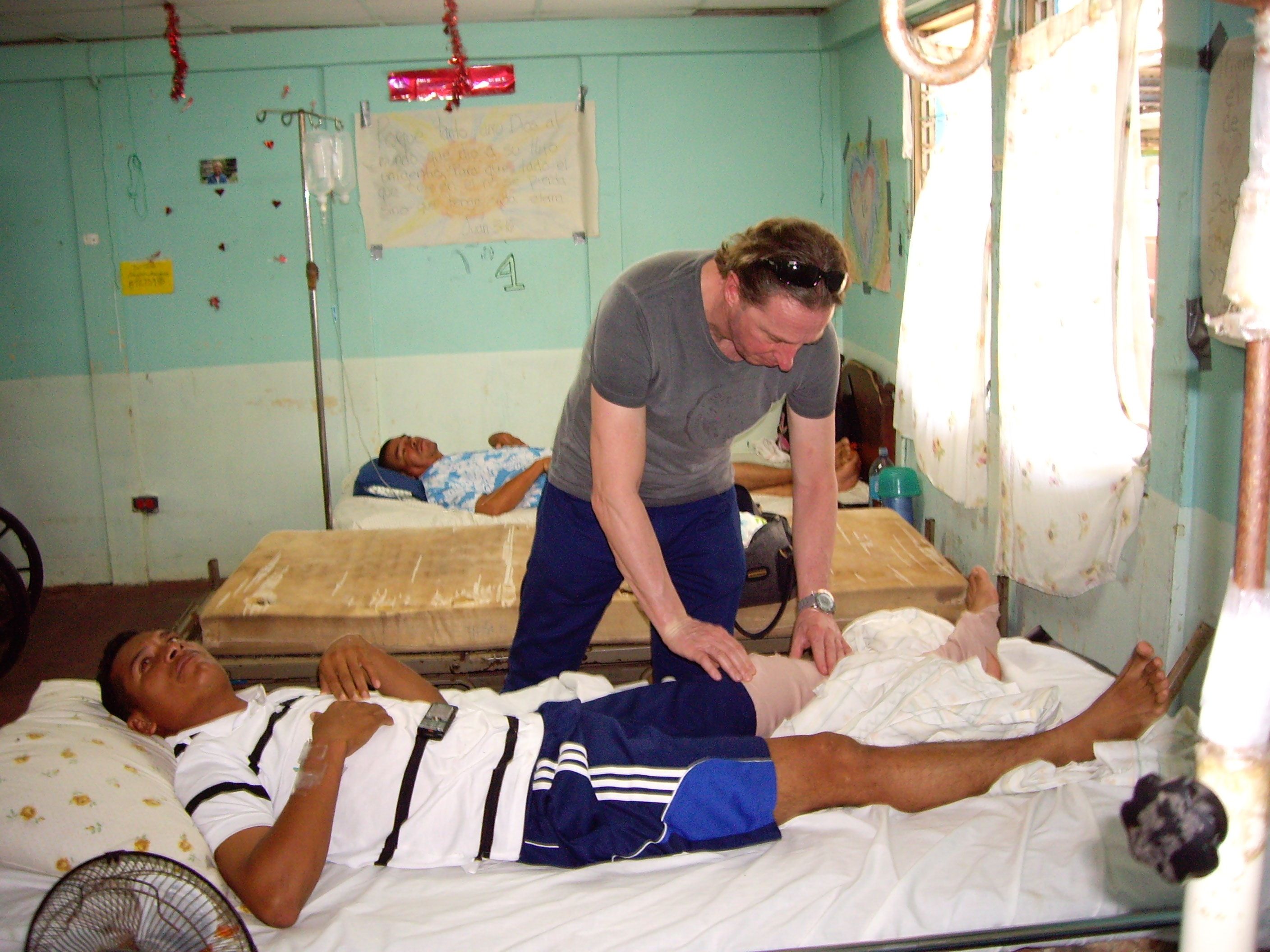 Dr Trus bei der Visite im Krankenhaus von Puerto Cabezas